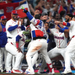 Jugadores y personal de República Dominicana celebran jonrón en el Clásico Mundial 2026. El domingo 8 de marzo de 2026