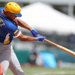Reynaldo Rodríguez, de Colombia, pega un hit remolcador frente a Panamá en el Clásico Mundial de Béisbol, el 9 de marzo de 2026, en San Juan, Puerto Rico.