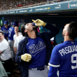 Jac Caglianone #14 de Italia celebra con Vinnie Pasquantino #9 de Italia tomando un espresso durante el Clásico Mundial de Béisbol 2026.