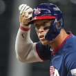 Aaron Judge gesticula tras batear un sencillo ante la República Dominicana en el Clásico Mundial de béisbol, el 15 de marzo de 2026, en Miami.