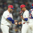 Albert Pujols reemplaza a Juan Mejía por otro lanzador relevista durante el partido contra Estados Unidos en una de las semifinales del Clásico Mundial 2026.