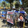 Familiares de Dayron Almonte realizan protesta frente al Palacio Nacional en busca de la aprobación del medicamento de alto costo.