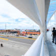 ciudadano  caminando en el nuevo puente del kilometro 9 mientras mira el puente viejo.