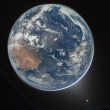 Esta fotografía, facilitada por la NASA, muestra la Tierra vista a través de la ventana de la nave espacial Orión, fotografiada por el astronauta de la NASA Reid Wiseman, comandante de Artemis II.