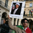 Un manifestante sostiene un retrato del presidente francés Emmanuel Macron representado como un mulá durante una marcha contra la República Islámica de Irán en París el 5 de abril de 2026