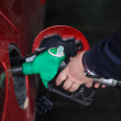 Imagen de una persona llenando el tanque de combustible de un vehículo.