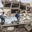 Unos niños palestinos se abren paso entre los escombros de edificios destruidos en Jan Yunis, en el sur de la Franja de Gaza, el 18 de abril de 2026