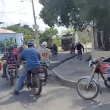 Momento de la violenta persecución de los motoconchistas de Santiago al chofer Deivy Carlos Abreu Quezada, quien fue asesinado a puñaladas.