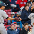 Giancarlo Stanton es saludado por el dominicano Amed Rosario luego de haber conectado un jonrón en el partido contra los Medias Rojas.