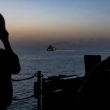 Esta fotografía muestra a fuerzas estadounidenses patrullando el Mar Arábigo cerca del Touska, un buque de carga con bandera iraní, el 20 de abril de 2026.