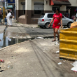 Basura y aguas estancadas en una esquina de la Maternidad de Los Mina.