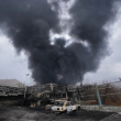 Una densa nube de humo sale de un almacén de combustible alcanzado por un ataque de Estados Unidos e Israel, en Teherán, Irán, el 8 de marzo de 2026.