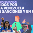 Delcy Rodríguez, durante una marcha, anunció un aumento salarial del 26% en el llamado "ingreso mínimo integral", elevándolo de 190 a 240 dólares mensuales.