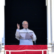 El papa León XIV se dirige a la multitud desde una ventana del Palacio Apostólico con vistas a la plaza de San Pedro durante la oración del Regina Coeli en el Vaticano.