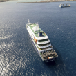 Esta fotografía aérea muestra una vista general del crucero MV Hondius anclado frente al puerto de Praia, la capital de Cabo Verde, el 3 de mayo de 2026.