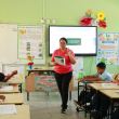 Maestra impartiendo docencia en un centro educativo del país.