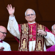 Robert Francis Prevost da su primer saludo urbis et orbis desde el balcón principal de la Basílica de San Pedro ya como nuevo Papa, León XIV, 08 May 2025.