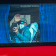 Un pasajero del crucero MV Hondius, saluda a bordo de un autobús militar tras ser trasladado en barco al puerto industrial de Granadilla de Abona, en la isla de Tenerife (Islas Canarias, España).