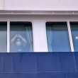 Los pasajeros observan cómo se desembarca a otras personas del crucero MV Hondius, afectado por el hantavirus, en el puerto de Granadilla, en Tenerife Islas Canarias, España,