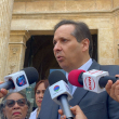 Ministro de Salud Pública, Víctor Atallah, al hablar con periodistas a la salida de la Catedral el 12 de mayo de 2026.