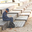 Policía Municipal de la Alcaldía del Distrito Nacional observa su teléfono durante su jornada laboral
