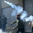Un minero devuelve una granada de gas lacrimógeno a la policía antidisturbios durante una protesta que exige la renuncia del presidente boliviano Rodrigo Paz.