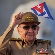El expresidente de Cuba, Raúl Castro, mientras ondeaba una de su país durante el desfile del Primero de Mayo en la plaza de la Revolución Cubana, el 1 de mayo de 2025.