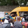 Chofer de autobús escolar rodeado por motoconchistas de forma amenazante