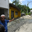 Un dirigente comunitario señala el deterioro de una de las calles de Los Alcarrizos.