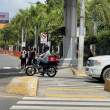 Motorista de PedidosYa pisando el cruce de cebra