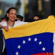 La líder opositora venezolana, María Corina Machado, sostiene una bandera de Venezuela.