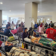 Pacientes y sus familiares evacuan las salas del Hospital General de Anutapura tras un terremoto en Palu, Sulawesi Central, el 16 de junio de 2026.