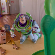 Esta imagen publicada por Disney muestra a los personajes Woody y Buzz Lightyear, en “Toy Story 5” de Disney y Pixar.