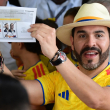 El candidato presidencial colombiano del movimiento Defensores de la Patria, Abelardo de la Espriella, muestra su papeleta de votación mientras emite su voto en un colegio electoral durante la segunda vuelta de las elecciones presidenciales en Barranquilla.