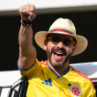 El candidato presidencial colombiano del movimiento Defensores de la Patria, Abelardo de la Espriella, alza el puño en un centro de votación durante la segunda vuelta de las elecciones presidenciales en Barranquilla, Colombia, el 21 de junio de 2026.