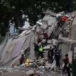 Equipos de rescate buscan a las víctimas en un edificio derrumbado tras el terremoto ocurrido en Caracas el 24 de junio de 2026