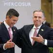 El presidente de Paraguay, Santiago Peña, izquierda, da la bienvenida al presidente de Uruguay, Yamandú Orsi, durante la Cumbre del Mercosur en Asunción, Paraguay, ayer.