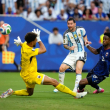 Lionel Messi anota el primer gol de Argentina durante el minuto 29.