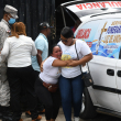 Marlenis Reyes reconoce el cadáver de Darlin Mercado Reyes, su hijo en el Inacif del cementerio Cristo Redentor.
