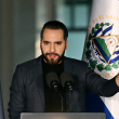 El presidente de El Salvador, Nayib Bukele, gesticula mientras pronuncia un discurso durante la inauguración de la nueva sede de la Fiscalía General de la República (FGR) en Antiguo Cuscatlán.
