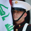 Un miembro de la guardia de honor del Cuerpo de Marines de EE. UU. porta una bandera iraquí durante un cordón de honor organizado por el Secretario de Guerra de EE. UU., Pete Hegseth.