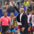 El técnico de España Luis de la Fuente instruye a sus jugadores durante el partido contra Francia en las semifinales de la Copa Mundial de la FIFA, el 14 de julio de 2026.