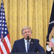 El presidente estadounidense Donald Trump se dirige a la nación desde el Salón Este de la Casa Blanca en Washington.
