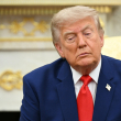 El presidente de EE.UU., Donald Trump, observa durante una reunión con el presidente libanés, Joseph Aoun, en el Despacho Oval de la Casa Blanca, en Washington, D.C., el 21 de julio de 2026