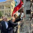 El primer ministro de Líbano, Nawaf Salam, al centro, iza una bandera libanesa durante una visita al pueblo sureño Zawtar Al Gharbieh en Líbano, ayer.