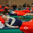 Residentes pasan la noche en un recinto deportivo tras ser evacuados de sus casas debido a la amenaza de un incendio, en Cebreros, Ávila, España, ayer.
