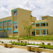 Las autoridades educativas habilitan aulas escolares.