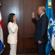 Biviana Riviero siendo juramenta por Leonardo Aguilera