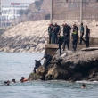 Migrantes tratan de cruzar hacia el enclave español de Ceuta en Marruecos, el 30 de julio de 2026.