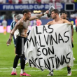 Varios de los jugadores de Argentina en la pasada Copa Mundial de Fùtbol exhiben un cartel con la Insignia Las Malvinas son Argentina.